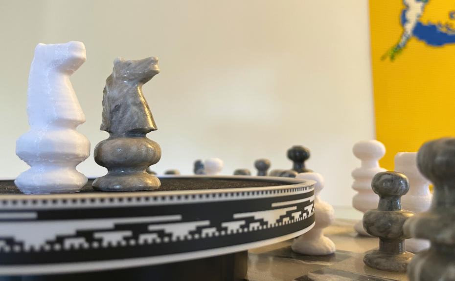 ASCAND 3D Scanner Vision Kit with an original chess piece and a one-to-one 3D printed replica