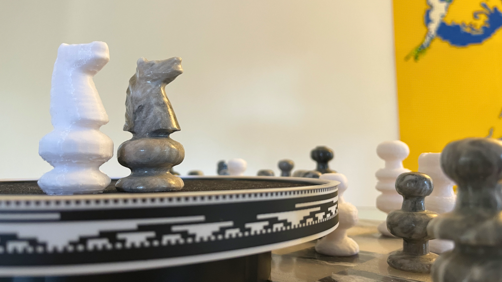 ASCAND 3D Scanner Vision Kit with an original chess piece and a one-to-one 3D printed replica